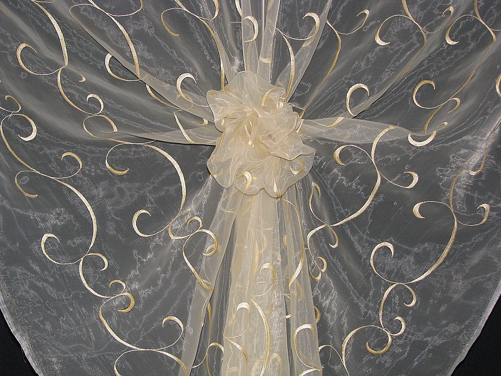 Vyšívaná organza1